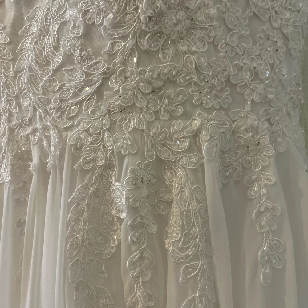 Mon Cheri - Ivory Lace Appliqué A-Line Wedding Dress - Picture 3 of 7